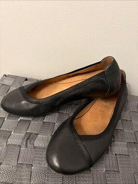 Vionic Black Leather Ballet Flats
